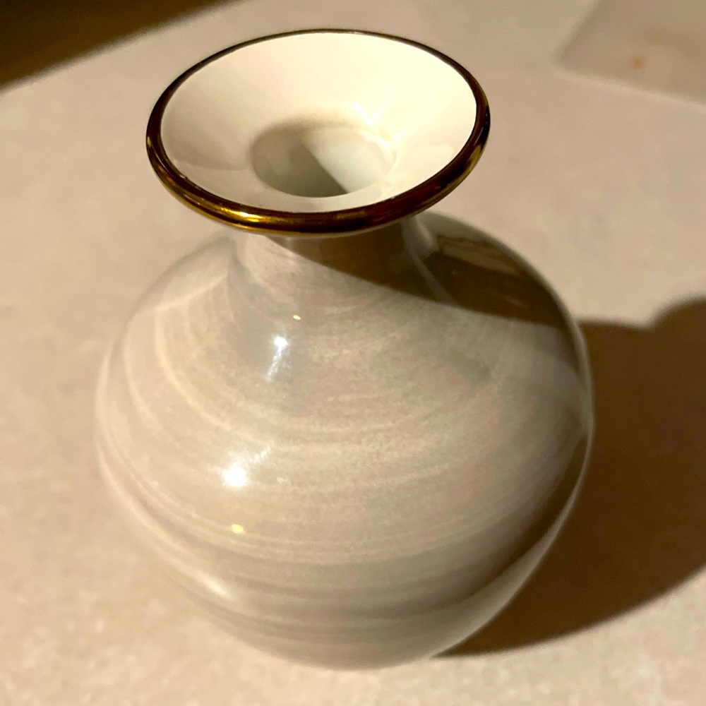 Kate Spade “Charles Lane” for Lenox Bud Vase in tan/cream with gold trim 4”H